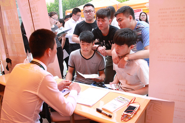 bat365成功举办2016年春季校园双选会