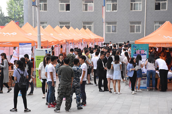 bat365成功举办2016年春季校园双选会