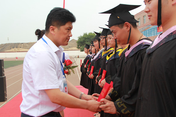 【毕业季】bat365举办2016届学生毕业典礼暨学位授予仪式