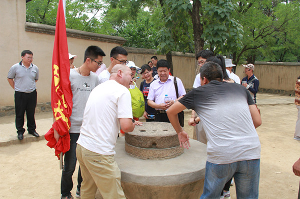 参观革命圣地 强化党员意识