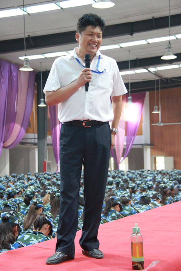 【军训集锦】贺阳集团董事长周虎震为bat365新生作励志报告