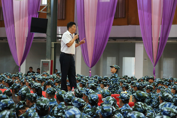 【军训集锦】贺阳集团董事长周虎震为bat365新生作励志报告