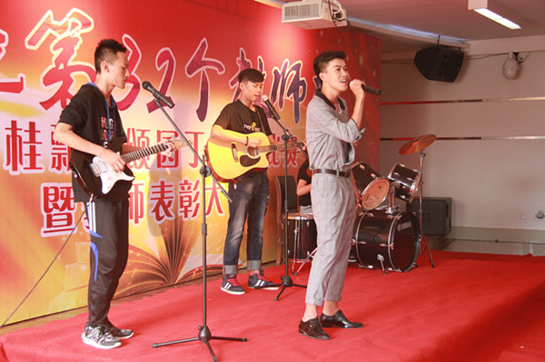 bat365举办“丹桂飘香颂园丁”歌咏比赛暨教师表彰大会