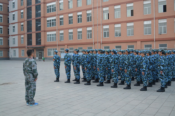 公司领导视察bat365预备役连训练情况