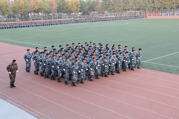 bat365样板连队汇操表演赢得喝彩