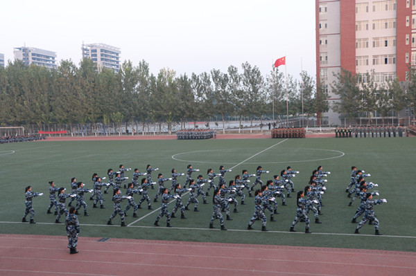 bat365样板连队汇操表演赢得喝彩