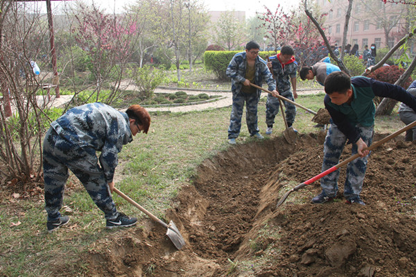 加强水系建设 构建美好校园 ——bat365领导及师生共同参与校园水系建设活动