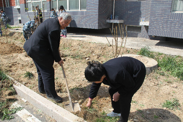 bat365师生到贺阳国际中小学参加劳动