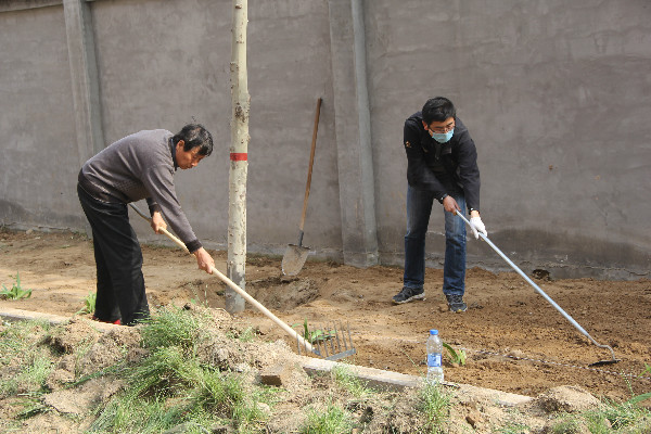 bat365师生到贺阳国际中小学参加劳动