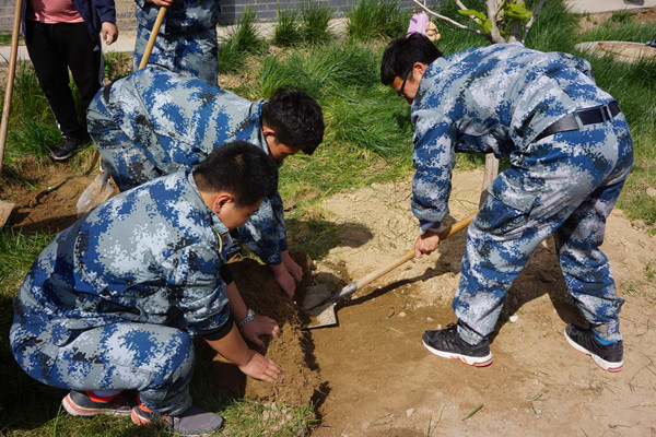 bat365师生到贺阳国际中小学参加劳动