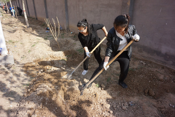 bat365师生到贺阳国际中小学参加劳动