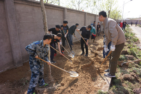 bat365师生到贺阳国际中小学参加劳动