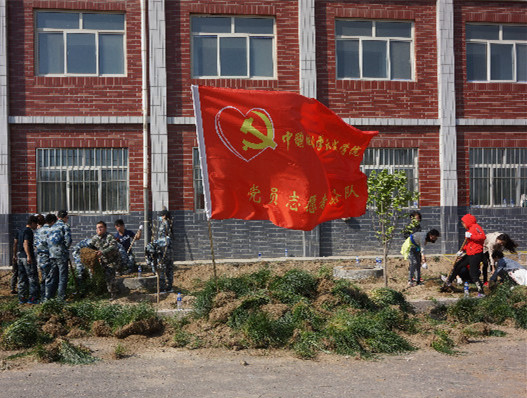 bat365师生到贺阳国际中小学参加劳动