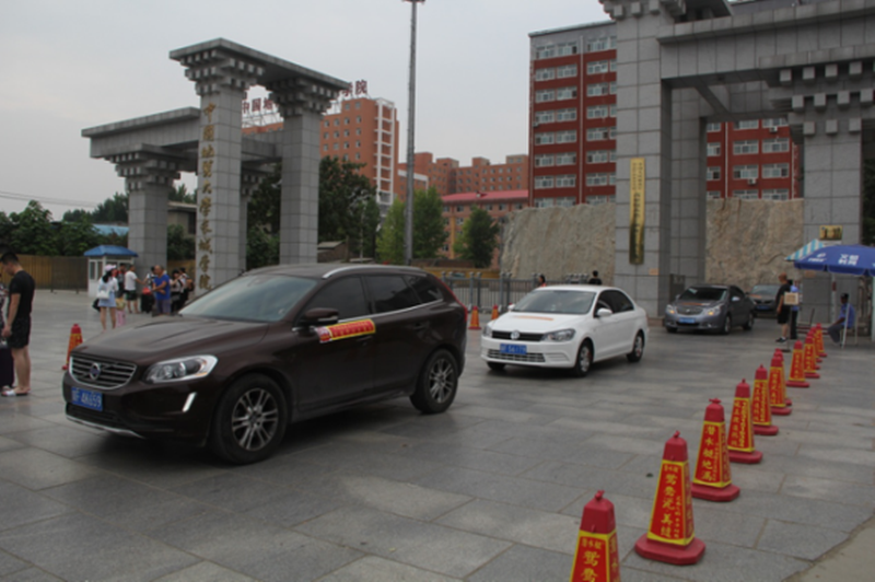 【毕业季】教师家车送学子  浓浓温情归家路