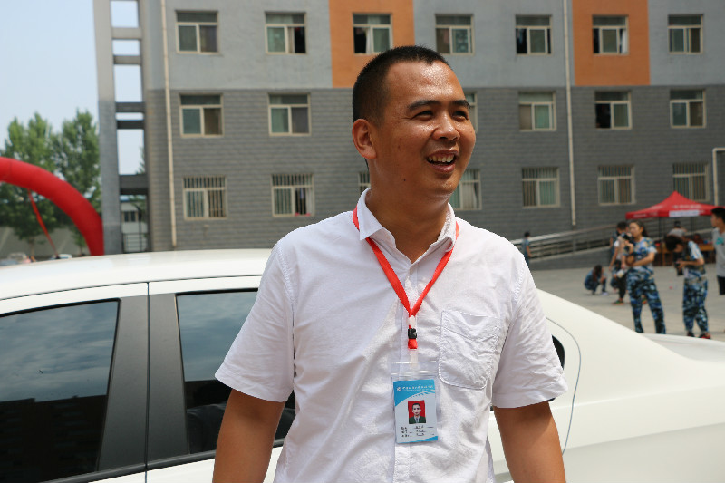 【毕业季】教师家车送学子  浓浓温情归家路