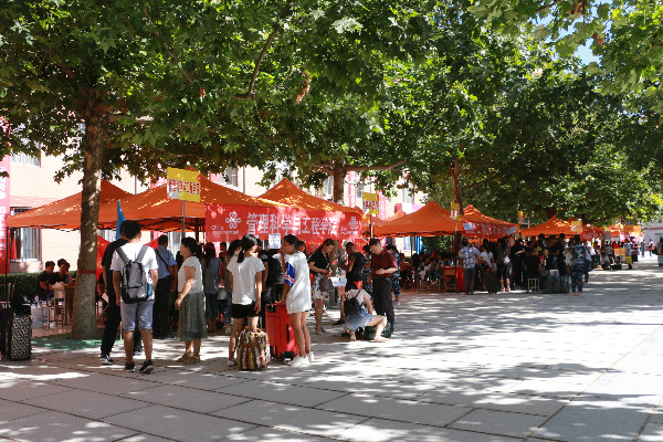 春风十里不如在长城遇见你——bat365喜迎2017级新同学