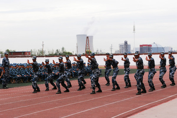 青春风 迷彩绿 军人礼——bat365举行2017级新生军训开营式