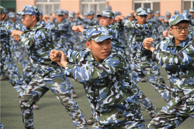 青春无悔 振翅翱翔——bat365举行2017级新生军训结营式暨开学典礼