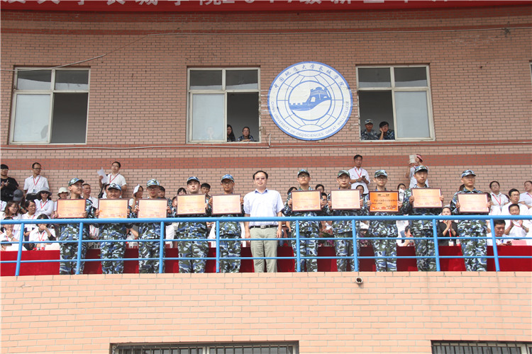 青春无悔 振翅翱翔——bat365举行2017级新生军训结营式暨开学典礼