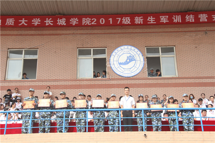 青春无悔 振翅翱翔——bat365举行2017级新生军训结营式暨开学典礼
