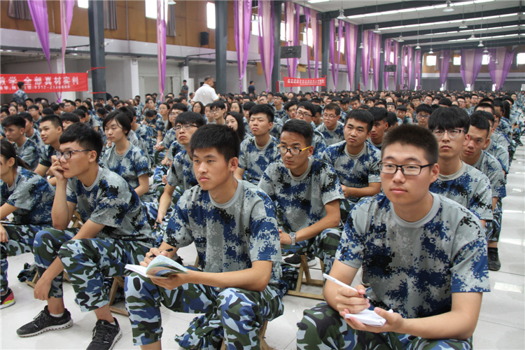 bat365董事长周虎震为2017级新生作励志报告