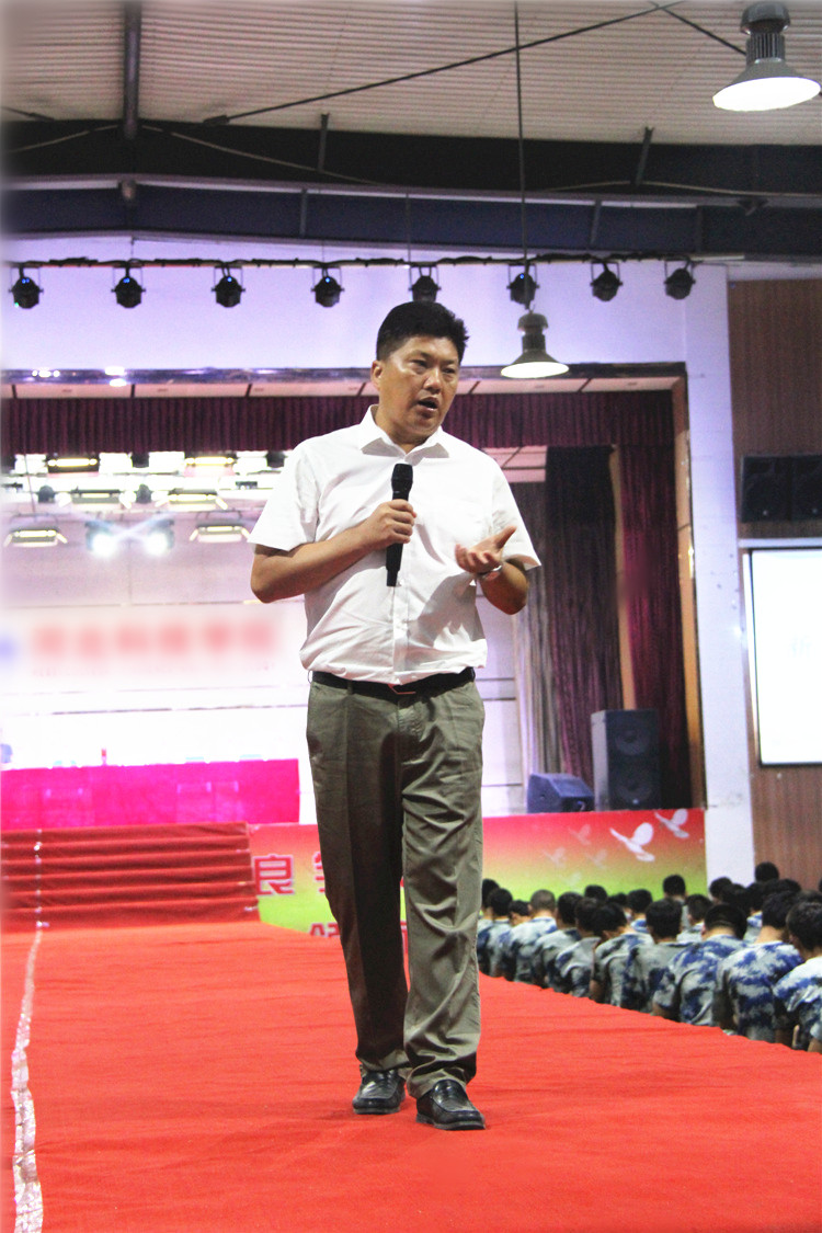 bat365董事长周虎震为2017级新生作励志报告