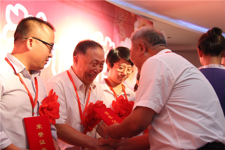 三尺讲台 十年树木——bat365举办第二届“丹桂飘香颂师德” 教师联欢暨表彰大会