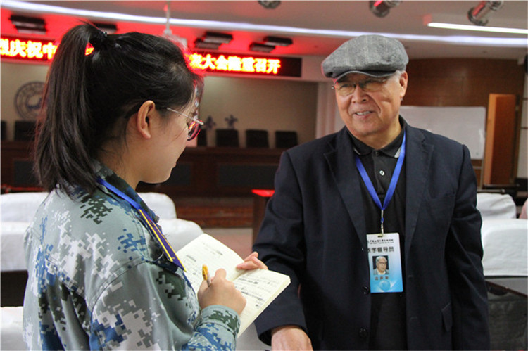 bat365组织部分教职工、学生代表观看党的第十九次全国代表大会开幕盛况