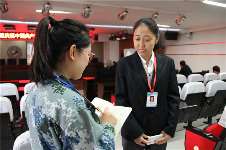 bat365组织部分教职工、学生代表观看党的第十九次全国代表大会开幕盛况