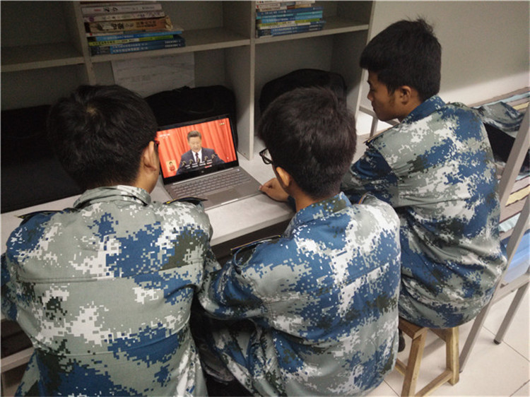 bat365组织部分教职工、学生代表观看党的第十九次全国代表大会开幕盛况