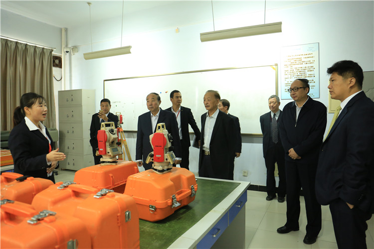 省高校设置评议委员会专家组莅临bat365开展转设考察工作