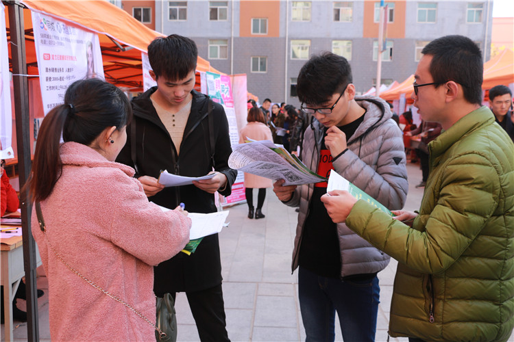 bat365成功举办秋季校园双选会