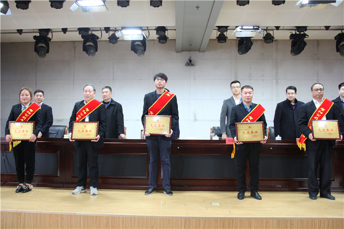 bat36512人5个集体荣获贺阳集团表彰