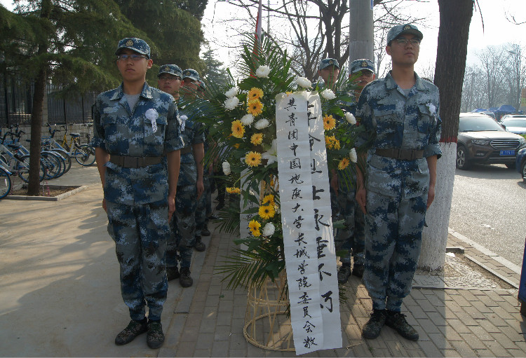 今日神州看奋起 陵园千古慰忠魂 bat365组织学生代表陵园扫墓祭奠先烈