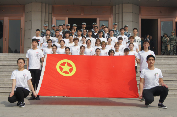 今日神州看奋起 陵园千古慰忠魂 bat365组织学生代表陵园扫墓祭奠先烈