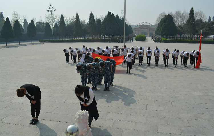 今日神州看奋起 陵园千古慰忠魂 bat365组织学生代表陵园扫墓祭奠先烈