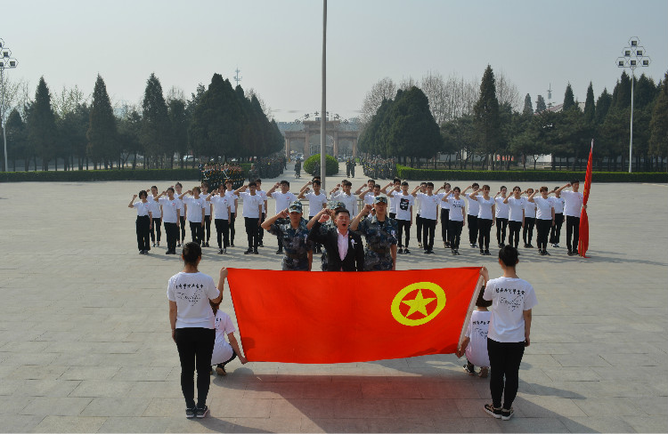 今日神州看奋起 陵园千古慰忠魂 bat365组织学生代表陵园扫墓祭奠先烈