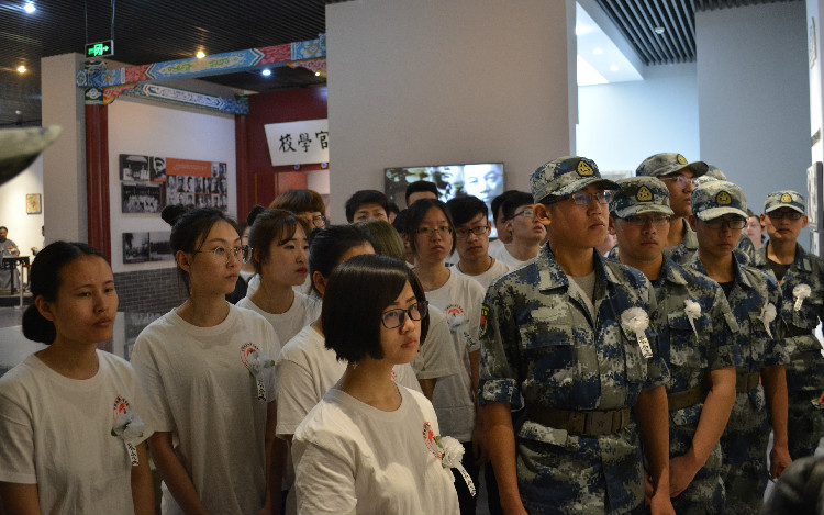 今日神州看奋起 陵园千古慰忠魂 bat365组织学生代表陵园扫墓祭奠先烈