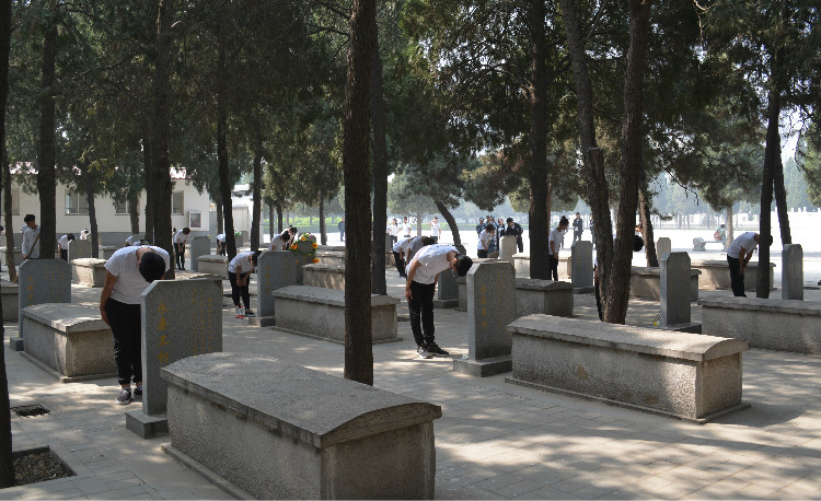 今日神州看奋起 陵园千古慰忠魂 bat365组织学生代表陵园扫墓祭奠先烈