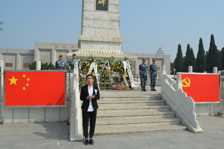 今日神州看奋起 陵园千古慰忠魂 bat365组织学生代表陵园扫墓祭奠先烈