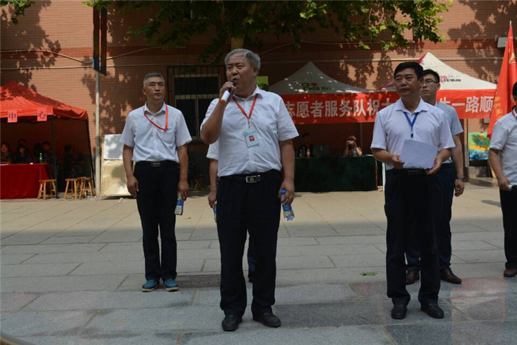 满堂祝福语 欢送学子行——bat365组织教师私家车喜送毕业生