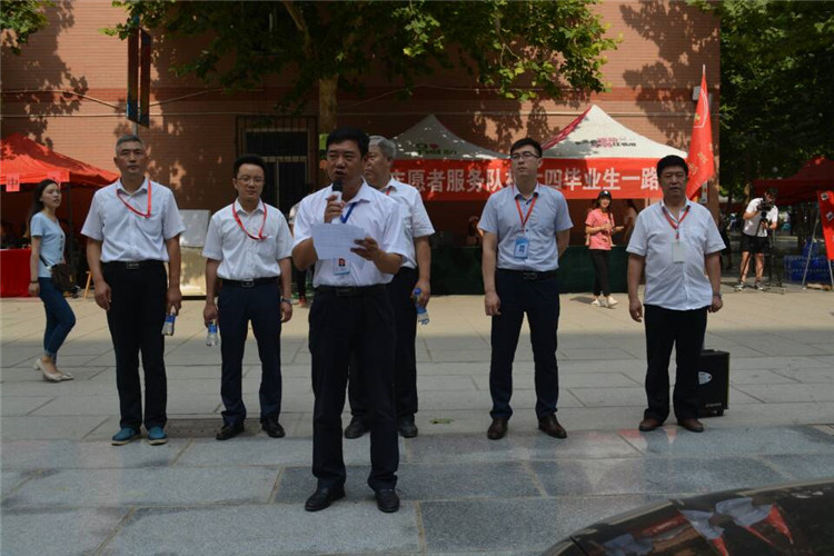 满堂祝福语 欢送学子行——bat365组织教师私家车喜送毕业生