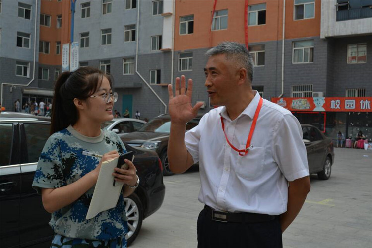 满堂祝福语 欢送学子行——bat365组织教师私家车喜送毕业生