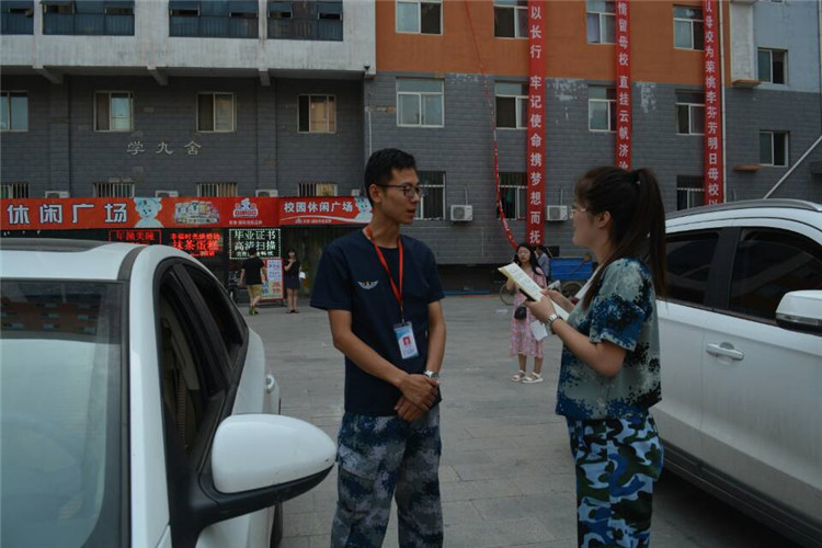 满堂祝福语 欢送学子行——bat365组织教师私家车喜送毕业生