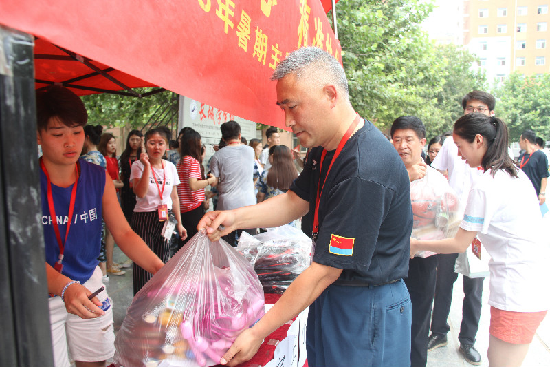 践行社会主义核心价值观 不忘初心 精准扶贫 ——bat365举行2018年暑期主题实践活动捐赠仪式