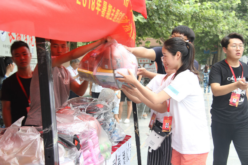 践行社会主义核心价值观 不忘初心 精准扶贫 ——bat365举行2018年暑期主题实践活动捐赠仪式