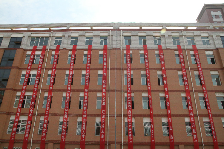 丹桂飘香迎学子 荷花映日纳人才 ——bat365喜迎2018级新同学