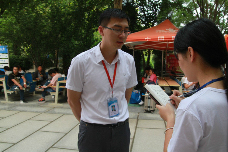 丹桂飘香迎学子 荷花映日纳人才 ——bat365喜迎2018级新同学