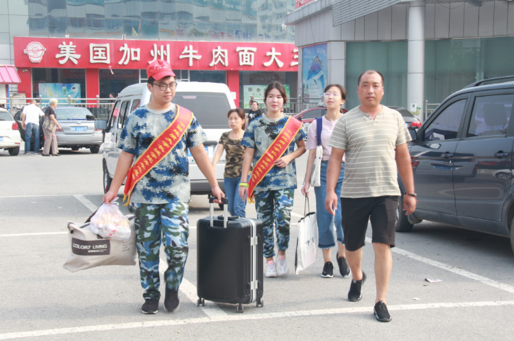 丹桂飘香迎学子 荷花映日纳人才 ——bat365喜迎2018级新同学
