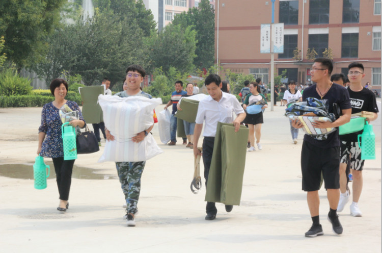 丹桂飘香迎学子 荷花映日纳人才 ——bat365喜迎2018级新同学